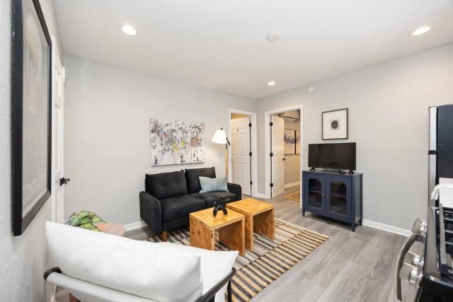 Steps from the Best of the Heights-Modern Comfort!