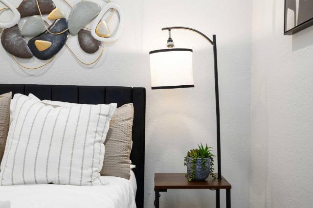 Steps from the Best of the Heights-Modern Comfort!