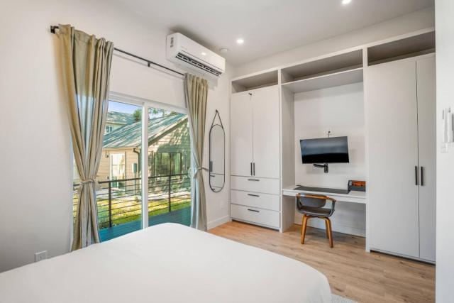 Smart Amenities & Modern Charm – Houston Studio!