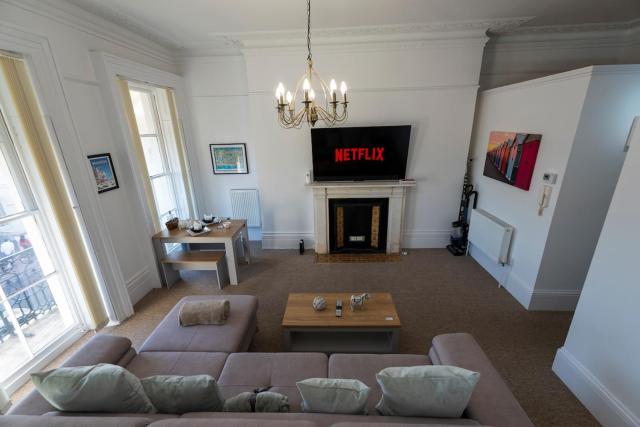 Spacious 2 Bed Apartment in Brighton- Free Parking