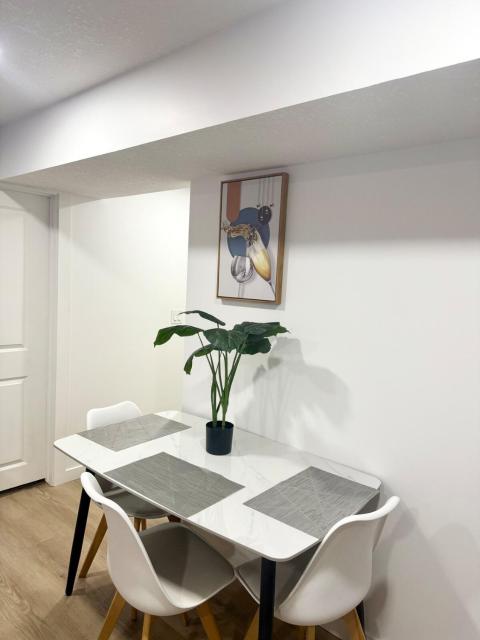 Cozy 2 Bedroom Suite Close to Amenities
