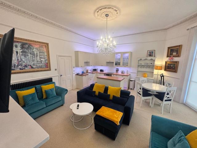 Elegant Apartment in City Centre With Balcony