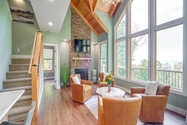 Mtn Views & Spacious Deck! Modern Caldwell Getaway