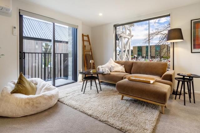 Executive Accommodation 3 Bed, 3 bath plus Garage