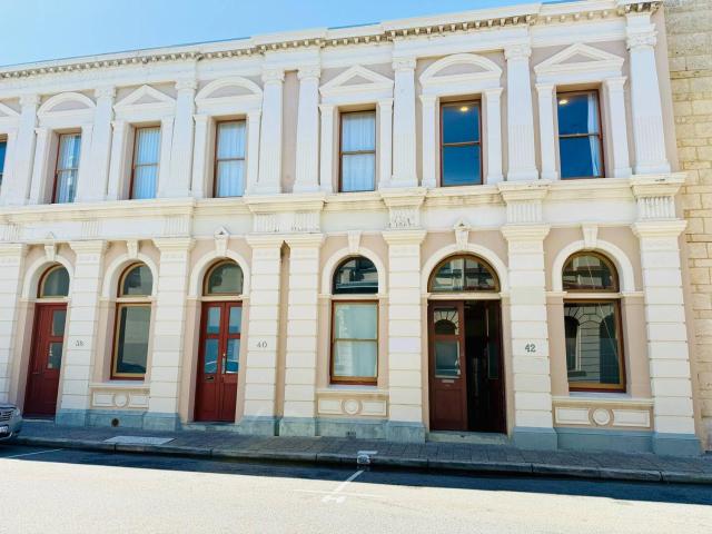 42 Lillys Boutique West End