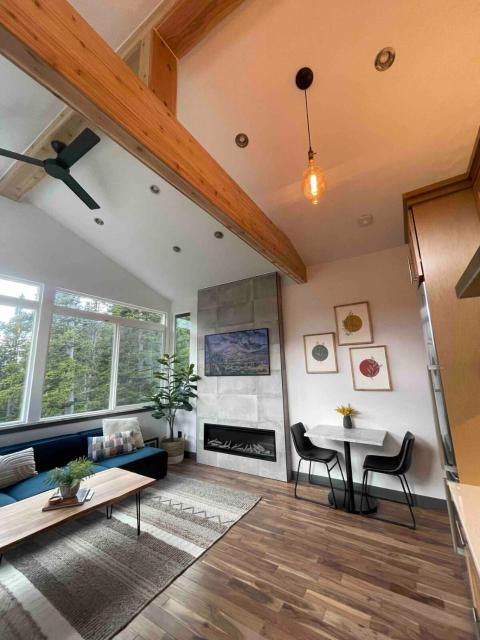 Blue Owl - Tree House Views! Couples Getaway!