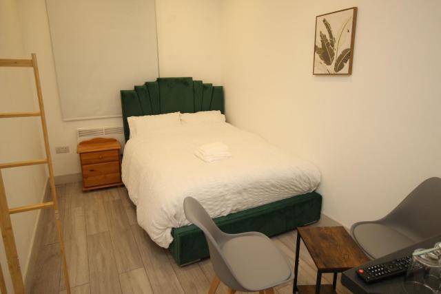 AMD Hotel Modern Comfort in the Heart of Sutton SM1
