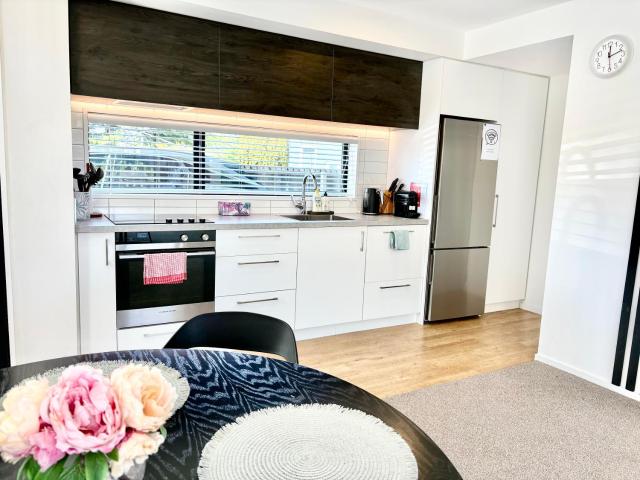 Modern Townhouse rare onsite 2 parking walk to Northlands and close to Airport