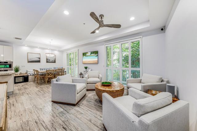 Walk to Hollywood Beach: Luxury Family Getaway!