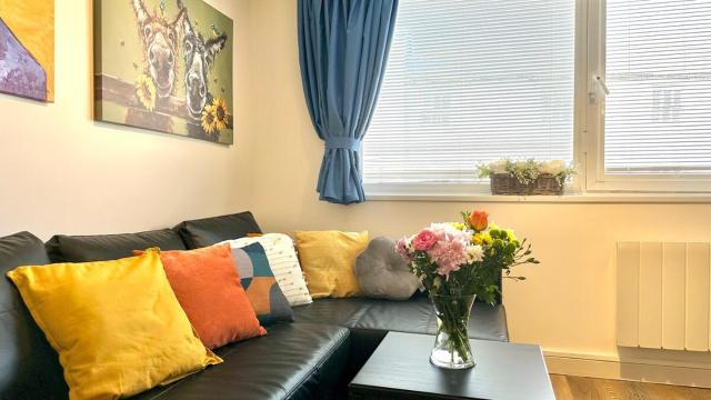 Central Apartment with 75inch TV Netflix
