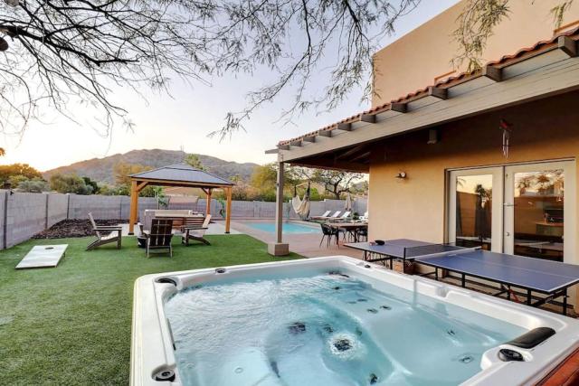 Epic 6BR with Pool, Spa and Fire Pit - Walk to Trails