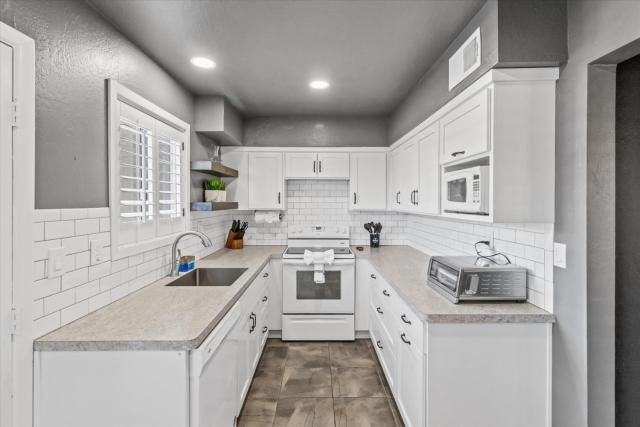 2BR Townhome with Pool and BBQ - Walk to Old Town
