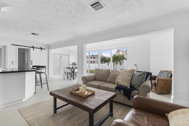 Modern 3BR Pool Home Near Pompano Beach and Pier