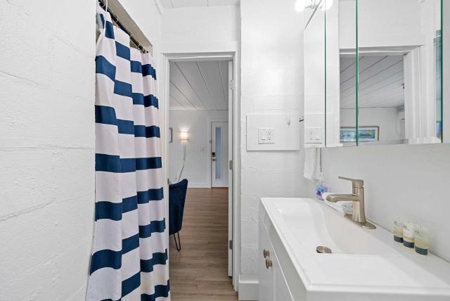 Chic City Retreat 93G