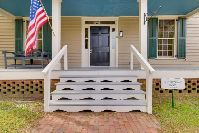 Walk to Downtown: Historic Home in Edenton’s Heart