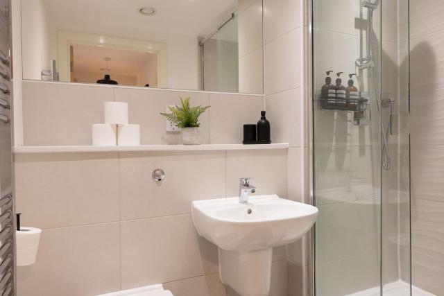 Spacious Manchester City Condo - Pool Table - Next To AO Arena - Local Transport Links - Parking