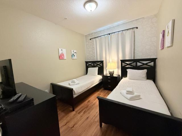 3Br 2Bath Condo Balcony 5min Conv Center 1388ft