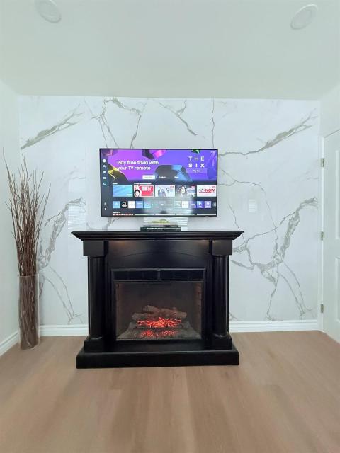 Private 1BR 1BA Suite, Kitchen, Fireplace, Parking