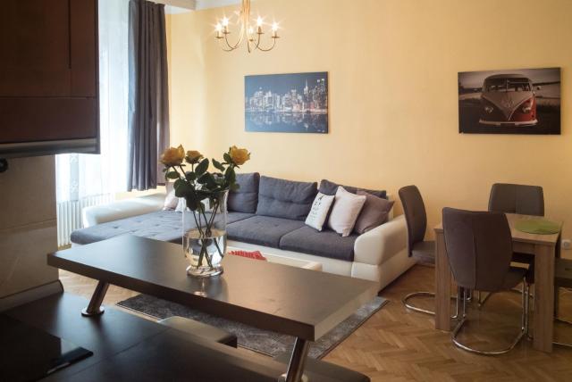 Rebecca Apartment next to Synagogue