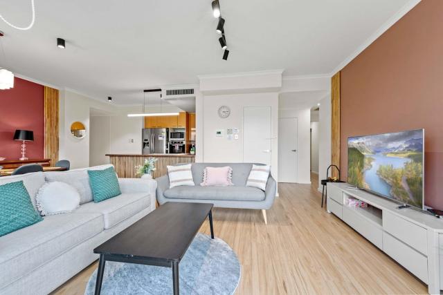 Harbour Luxe Stay - Pool, Gym and Parking