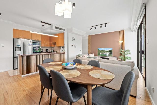 Harbour Luxe Stay - Pool, Gym and Parking
