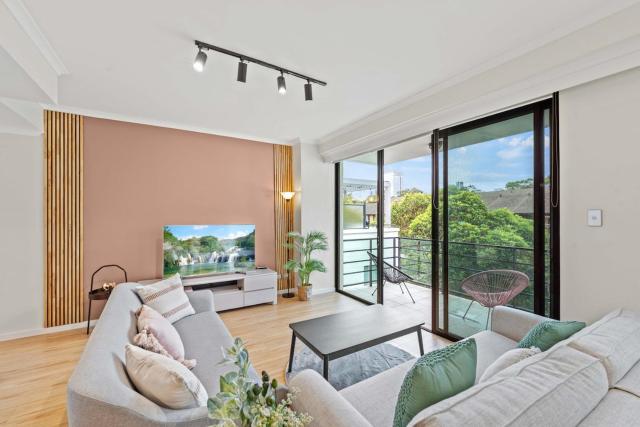 Harbour Luxe Stay - Pool, Gym and Parking