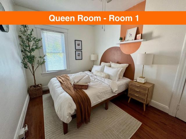 20 min NYC-Modern Private Room-Queen Bed-Parking Available But Confirm with Hosts