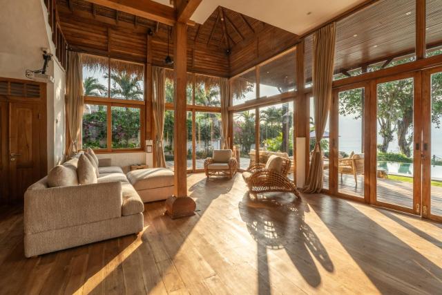 Villa Selatan Oceanfront Cliffside Sunset Pool