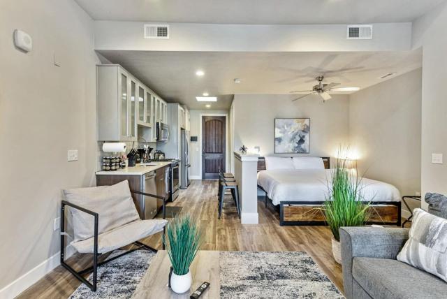 1min Delta - Pool & Hot tub - King Bed - Gym - Parking