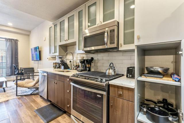 1min Delta - Pool & Hot tub - King Bed - Gym - Parking