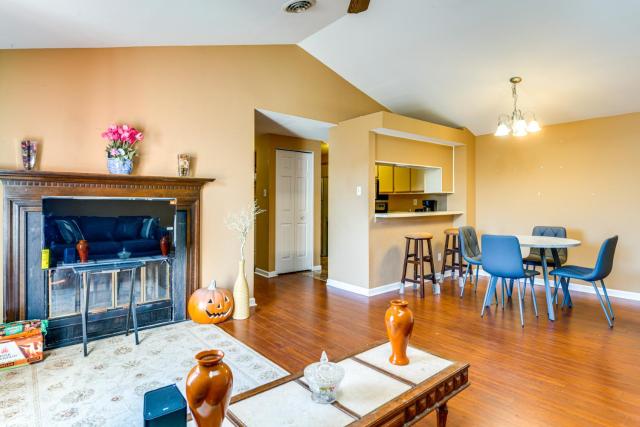 Nurse-Ready Richmond Condo 4 Mi to Medical Centers
