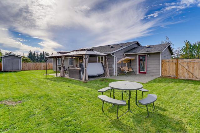 Water Views & Hot Tub: 'Kim's Kastle' in Stanwood!