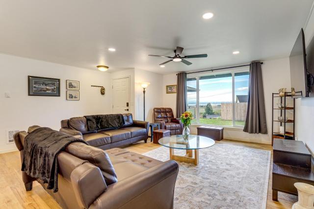 Water Views & Hot Tub: 'Kim's Kastle' in Stanwood!