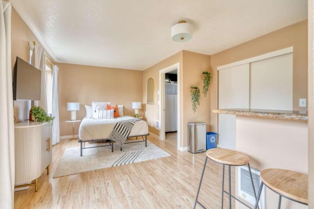 Stay Portland - John's Landing Haven - Studio Near OHSU