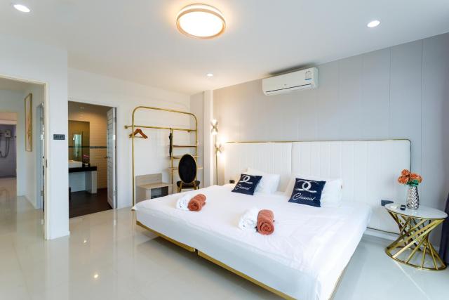 3BR Pool Villa Overlooking Chalong Bay-Nariya V9