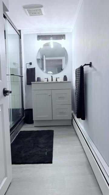 Contemporary Apartment- Prime Location to MBTA