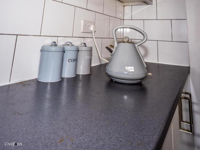 En-suite 4 Woodhouse, private bath, 2 kitchen
