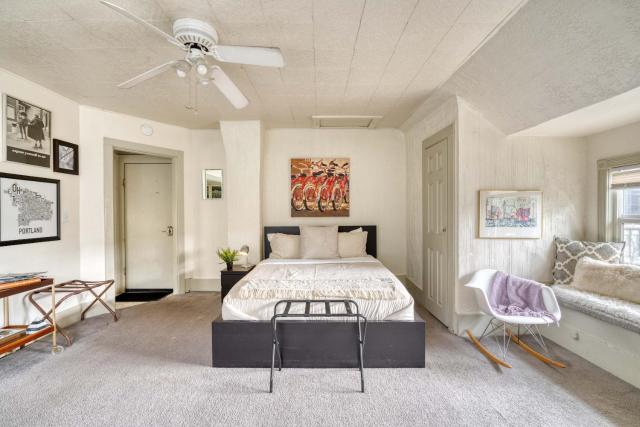 Stay Portland - Sun-Filled Buckman Studio!