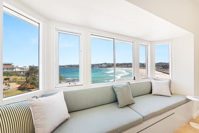 Beachfront 1 Bed across from iconic BONDI BEACH
