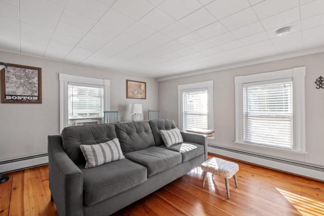 2nd Flr Large 1 Bed - Short to Midterm Rental
