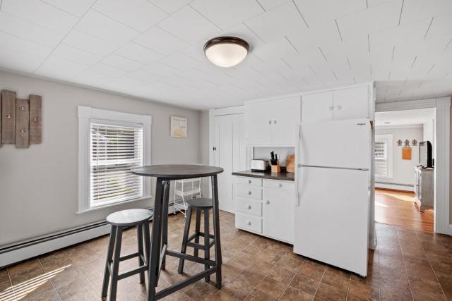 2nd Flr Large 1 Bed - Short to Midterm Rental