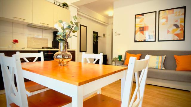 Downtown Delight - Bright 2BR Apartment