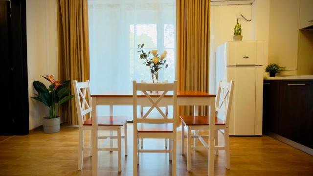 Downtown Delight - Bright 2BR Apartment