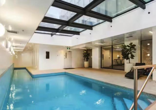 Panoramic City View High-Rise 2BR & Skytower-Adj P181