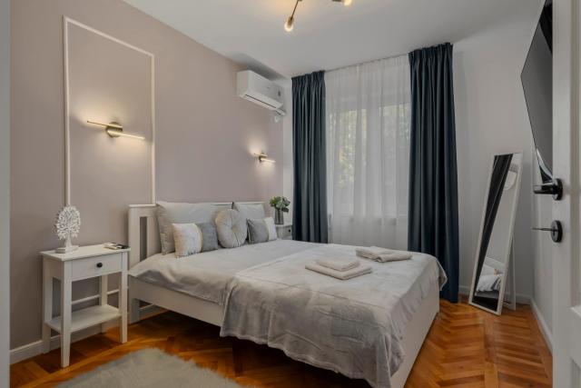 Ultracentral Metro Steps 2 Bdrm