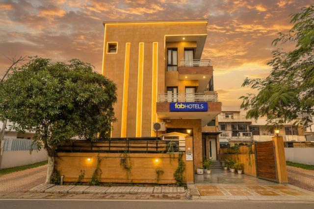 FabHotel Rallkmas - DLF Phase 2 & MG Road Metro