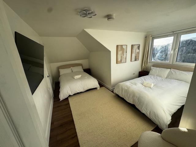 4BR Home near Airport & City Centre Free Parking