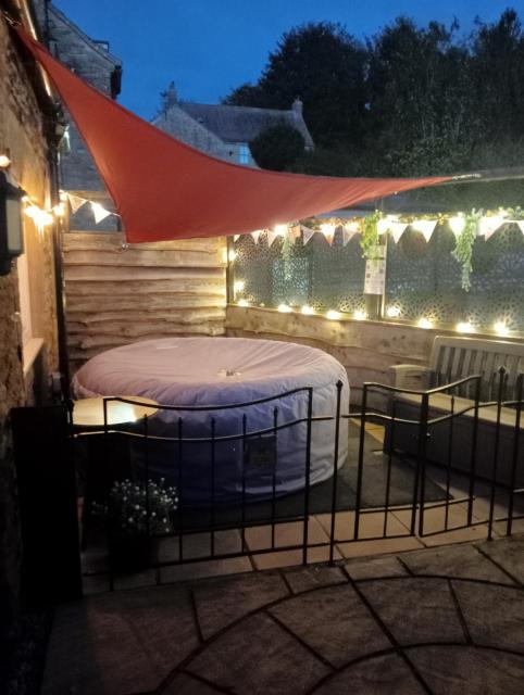 Larch Cottage Ruston with hot tub, dogs go free