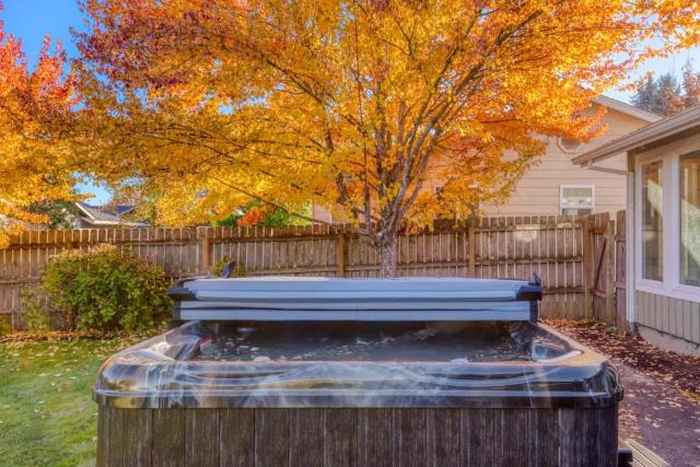 Monmouth Family Retreat - Pet Friendly, Play Areas, Hot Tub, Game Room