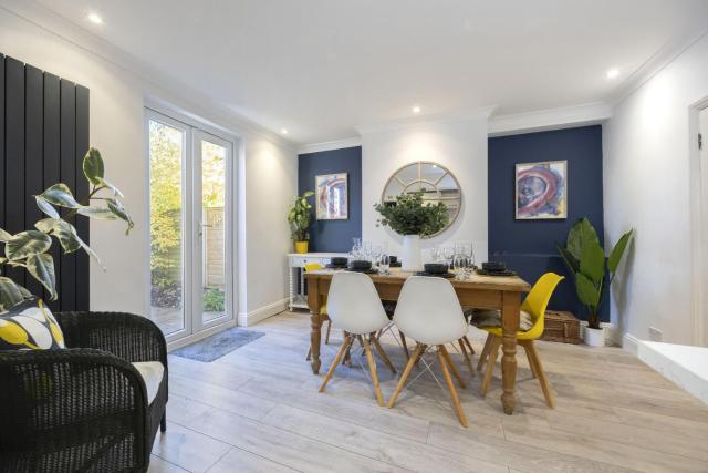 Spacious 3-Bed Period Home Near Bath Road